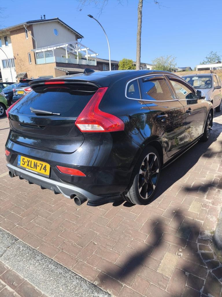Volvo V40 2.0 D4 getuned 239PK 2014 R-Design 2014, Auto's, Volvo, Voorwielaandrijving, 4 cilinders, Zwart, Particulier