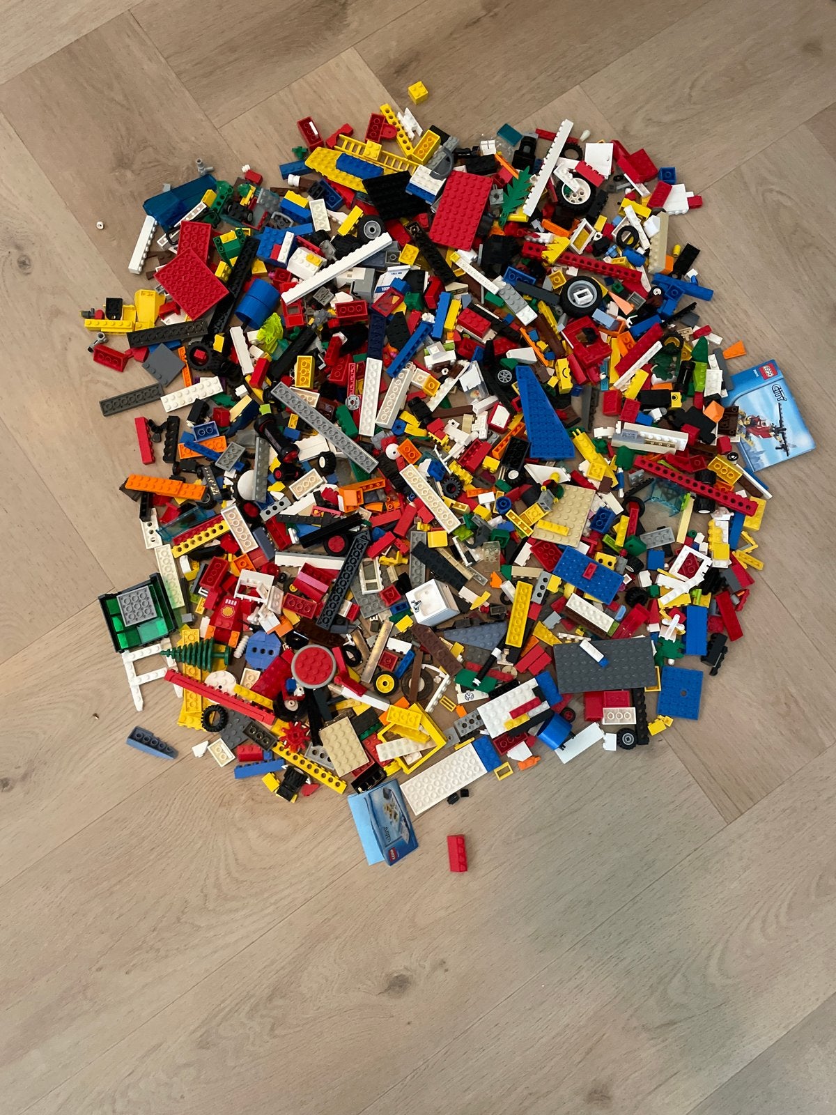 Grote partij LEGO met maangrondplaat, minifiguren en boekjes