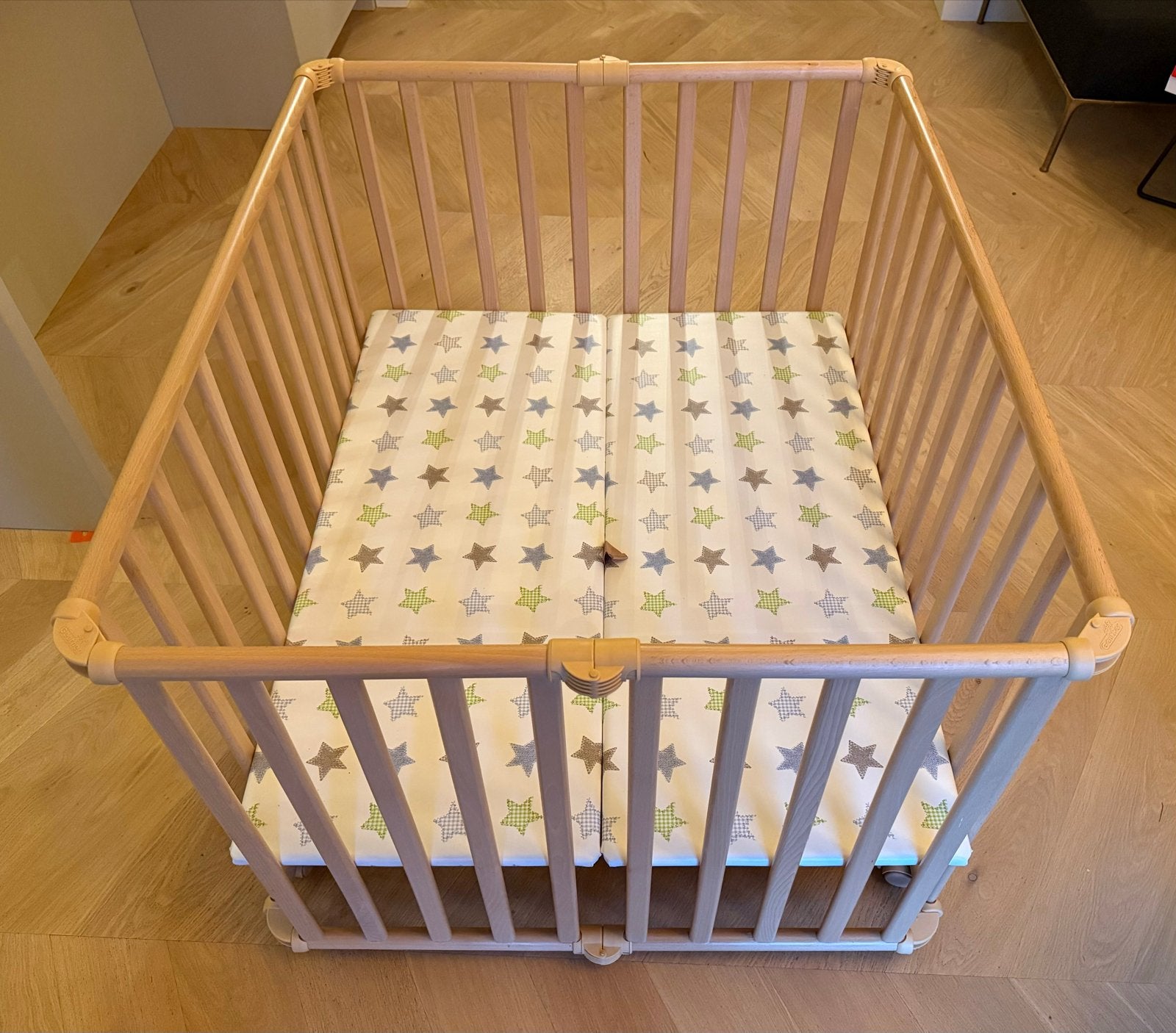 Geuther Ameli Box - Houten box met verstelbare bodem, Kinderen en Baby's, Boxen, Ophalen, Zo goed als nieuw, Rechthoekig, In hoogte verstelbaar