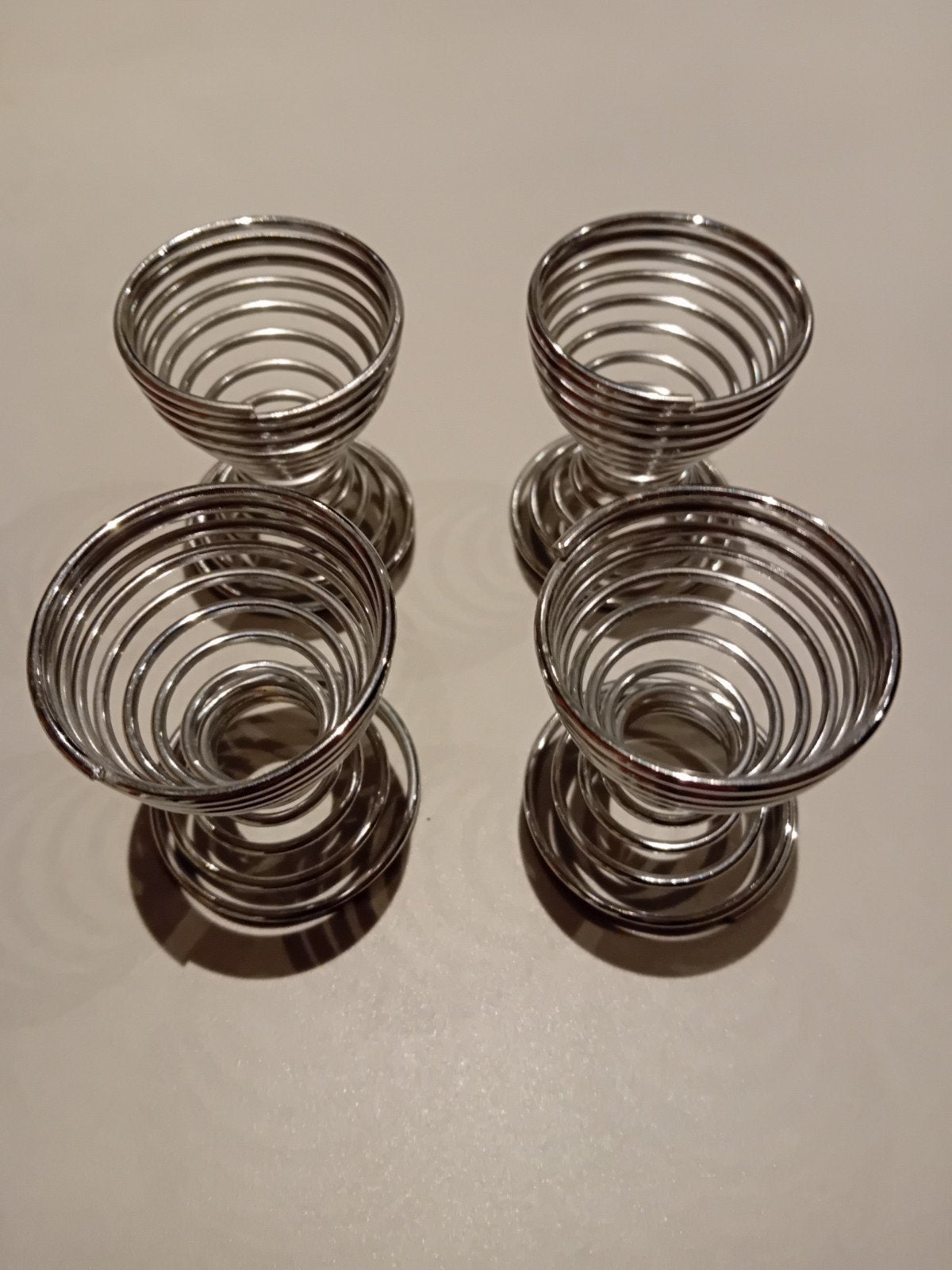 Set van 4 RVS eierdopjes, spiraalvormig design, Gebruikt, Ophalen of Verzenden, Rvs of Chroom, Los bestek
