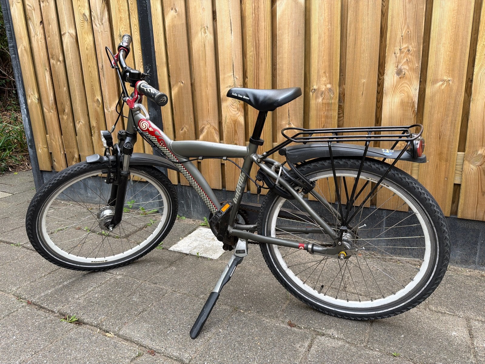 Kinderfiets 24 inch - Grijs met bagagedrager, Fietsen en Brommers, Fietsen | Kinderfietsjes, Ophalen, Gebruikt, Velgrem, 20 inch of meer