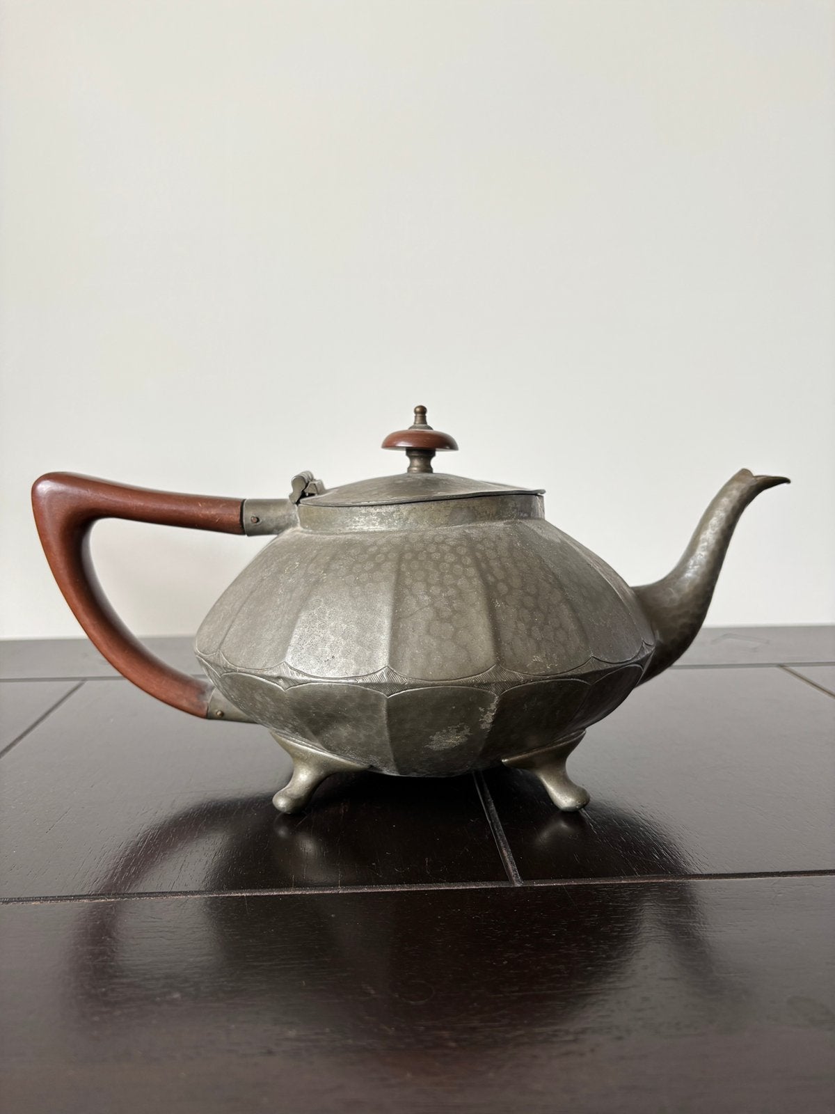 Art Deco gehamerde tinnen thee pot, Ophalen