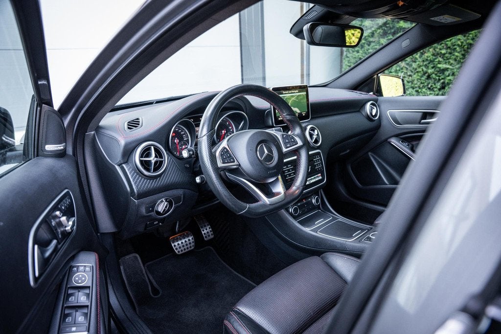 Mercedes-Benz A-klasse 200d AMG Pano-dak|Leder|Harman/Kardon, Auto's, Mercedes-Benz, Gebruikt, Euro 6, 4 cilinders, Bedrijf