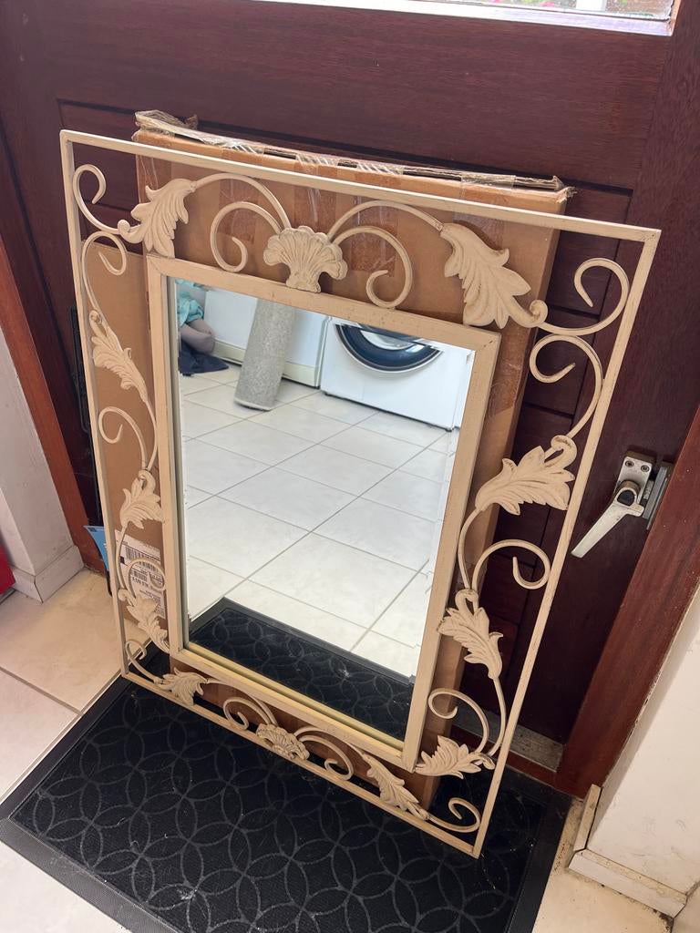 Crèmekleurige spiegel met decoratieve rand, Huis en Inrichting, Woonaccessoires | Spiegels, Ophalen, Minder dan 50 cm, Gebruikt