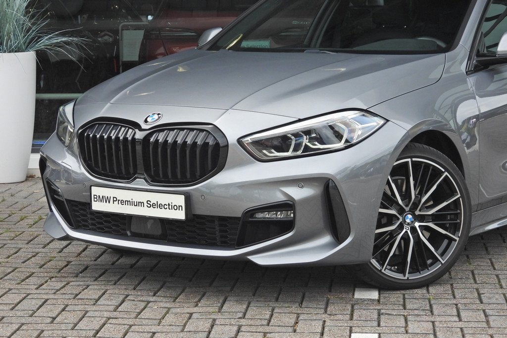 BMW 1 Serie 120i M Sport Automaat / Sportstoelen / Stoelverw, Auto's, BMW, 1998 cc, 730 kg, Gebruikt, 4 cilinders