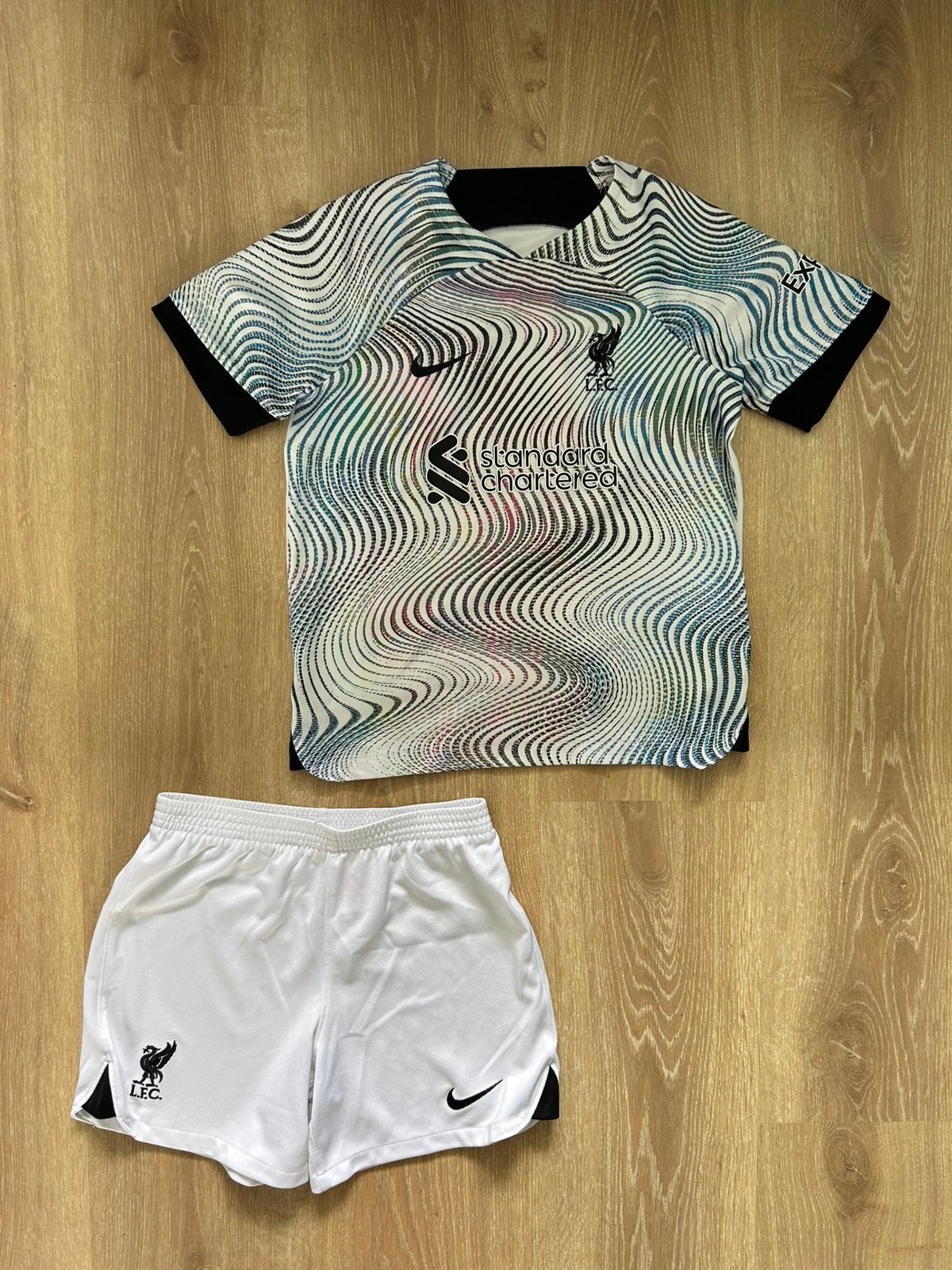 Liverpool wit uittenue Nike 22/23  Maat 122-128, Kinderen en Baby's, Kinderkleding | Maat 128, Gebruikt, Jongen of Meisje, Sport- of Zwemkleding