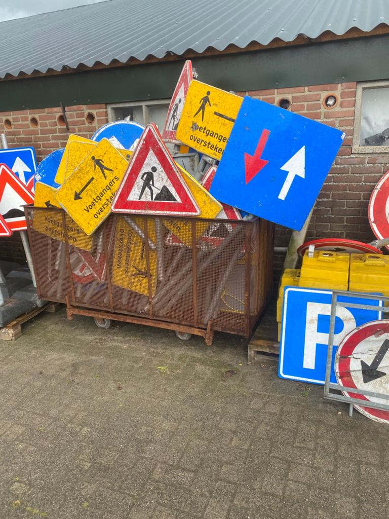 verkeersborden met voet en paal kabelbruggen straatbruggen, Ophalen, Gebruikt