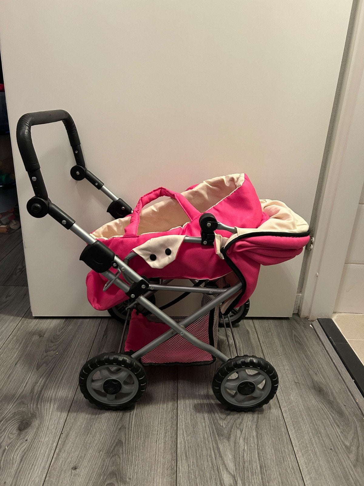 Roze poppenwagen met draagmand - Zo goed als nieuw, Kinderen en Baby's, Ophalen, Gebruikt