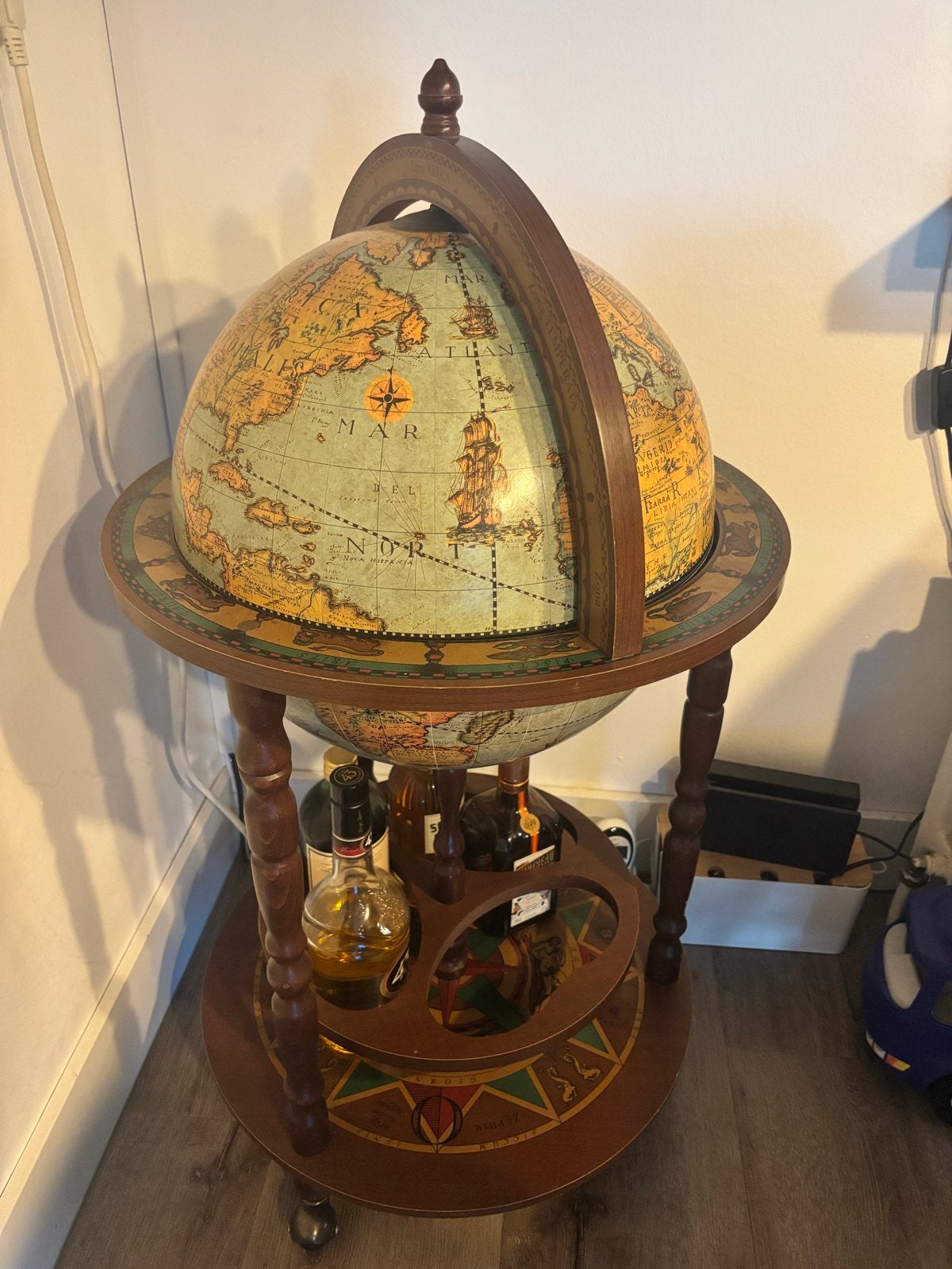 Globebar op wielen - Houten wereldbol met opbergruim, Huis en Inrichting, Ophalen, Gebruikt, Met opbergruimte, Globebar