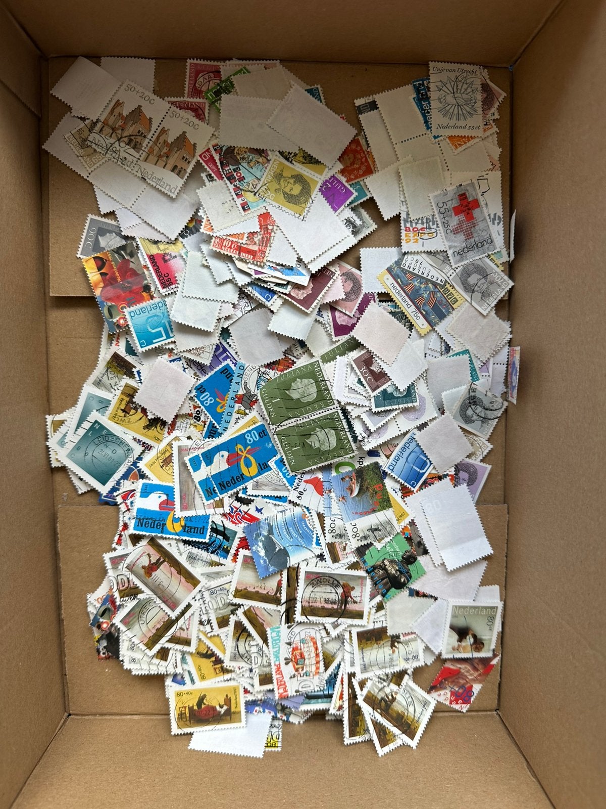 Doos 2000 Nederland, Postzegels en Munten, Postzegels | Volle albums en Verzamelingen, Verzenden, Nederland