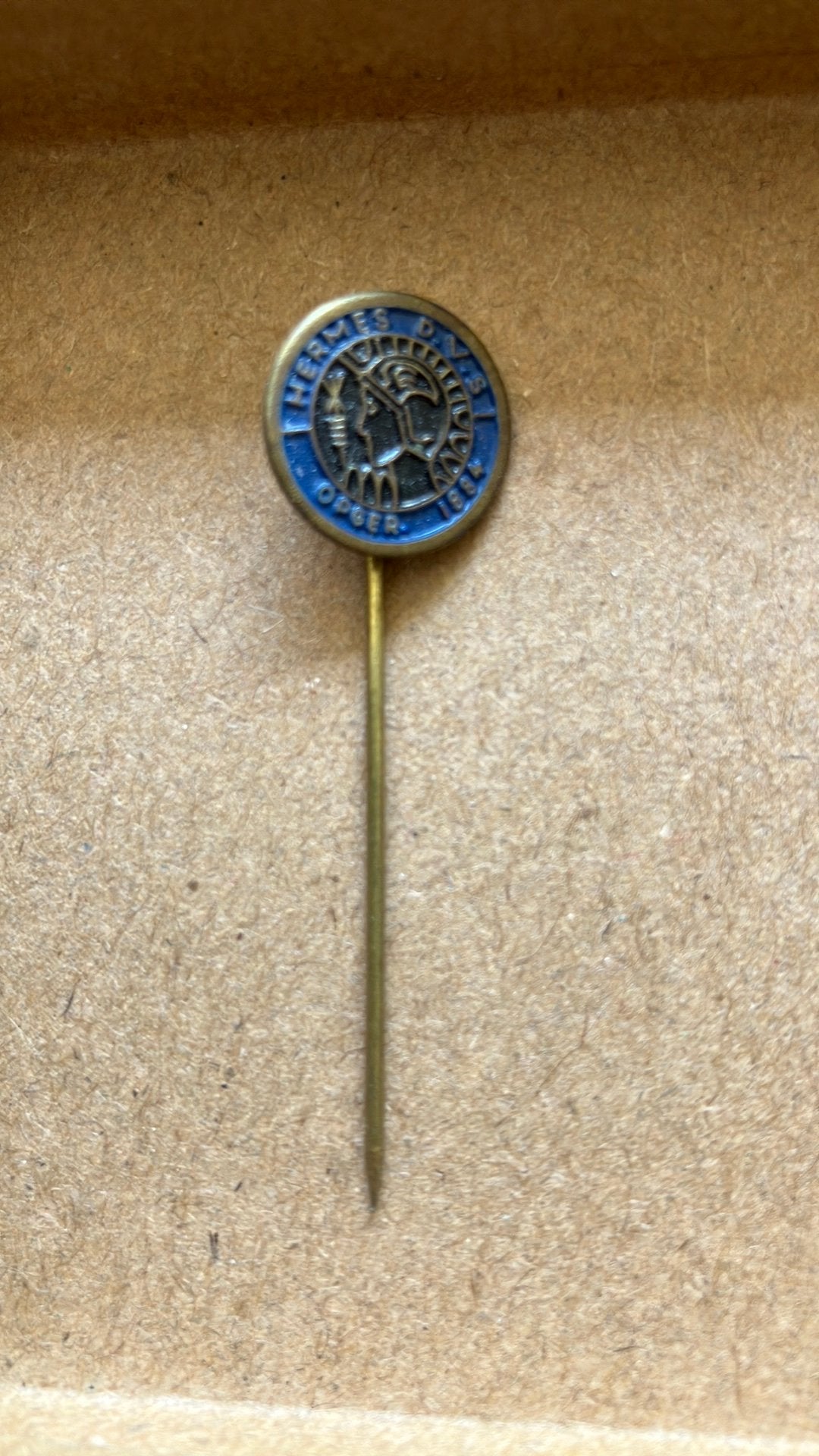Speldje Hermes DVS, Verzamelen, Speldjes, Pins en Buttons, Verzenden, Gebruikt