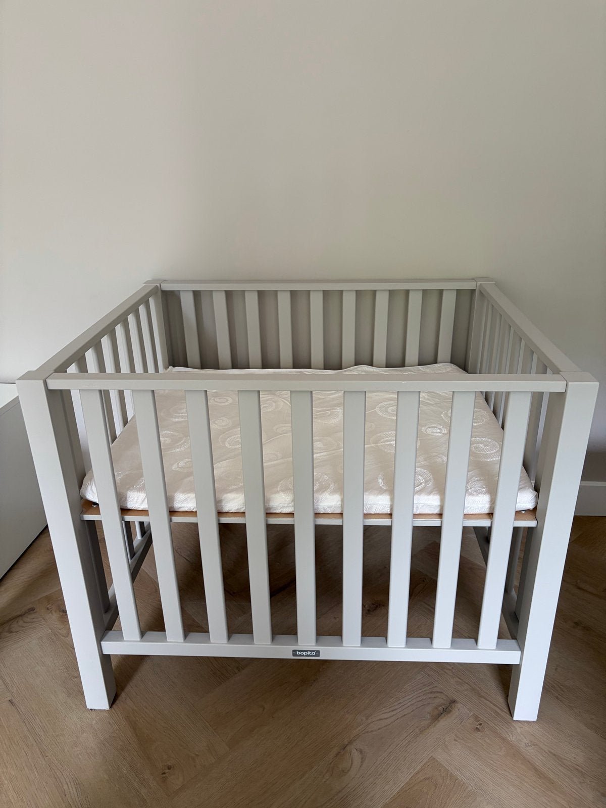 Bopita box - Opgeknapt in kleur grijs/beige met matras, Ophalen, Zo goed als nieuw, Vierkant, In hoogte verstelbaar