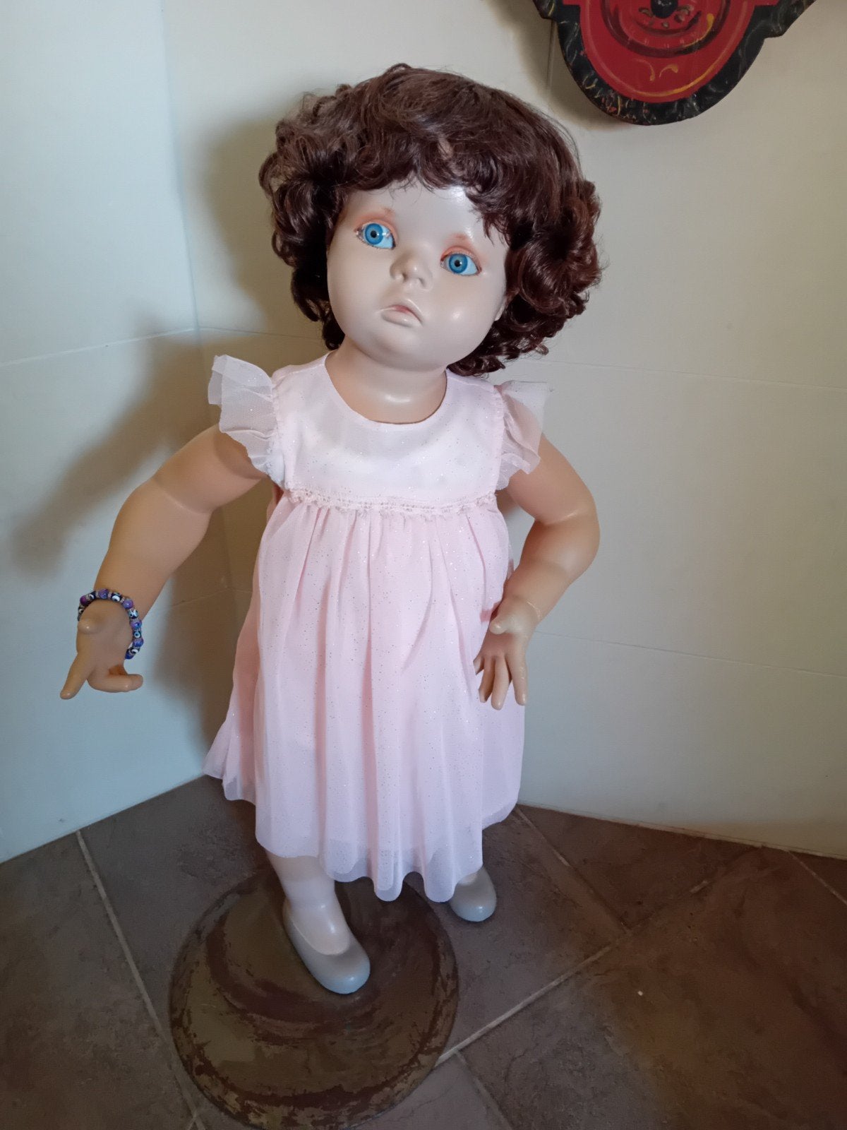 Vintage etalage pop met bruine krullen en blauwe ogen, Verzamelen, Ophalen, Gebruikt, Pop