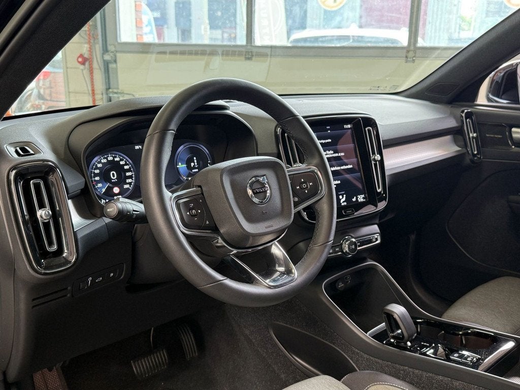 Volvo XC40 1.5 T4 Recharge Dark Plus Automaat, Camera, Stoel, Auto's, Stof, 1800 kg, 129 pk, Zwart