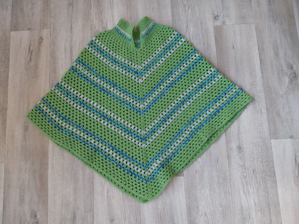 Prachtige gehaakte kinder poncho in groen grijs blauw NIEUW, Ophalen of Verzenden, Nieuw, Meisje