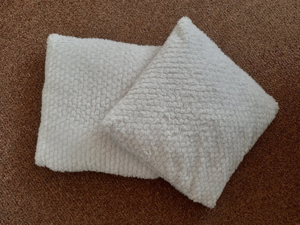 2 witte harige kussen, Ophalen, Zo goed als nieuw, Wit, Vierkant