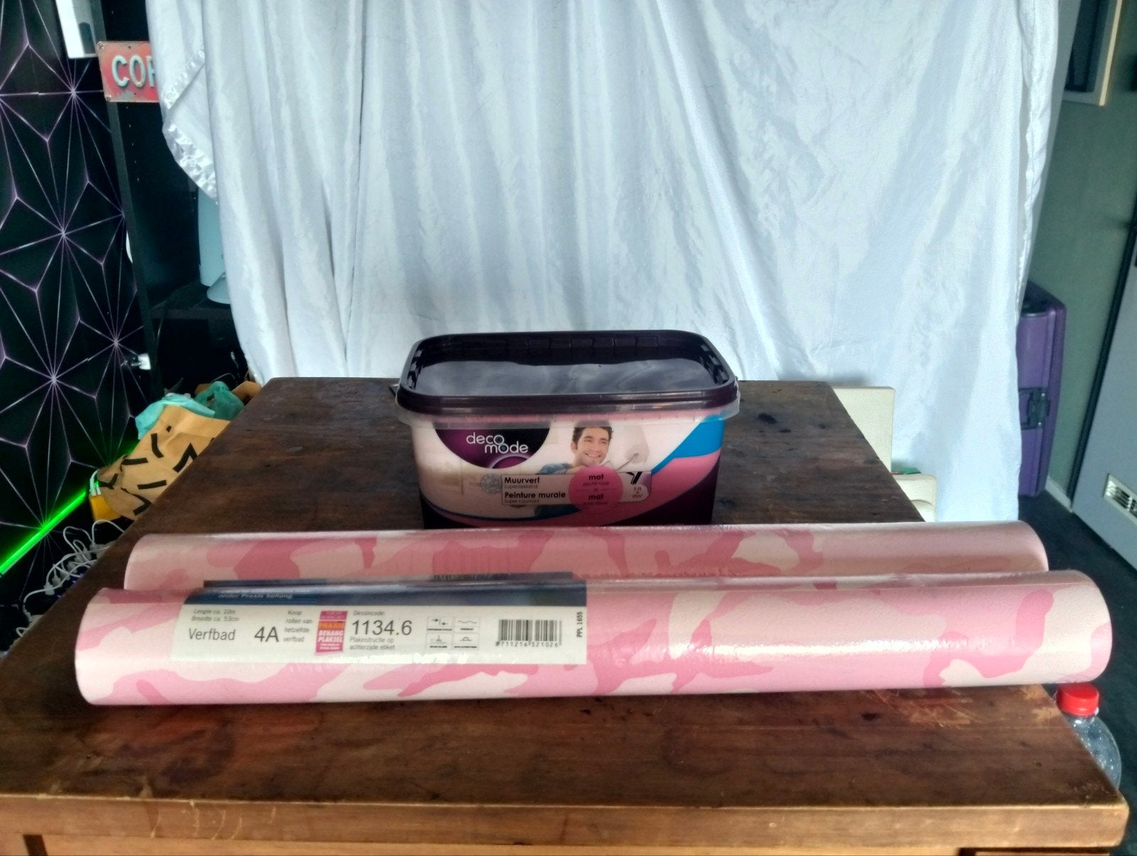 roze muurverf en twee rollen roze camouflage behang, Ophalen, Papierbehang, Roze