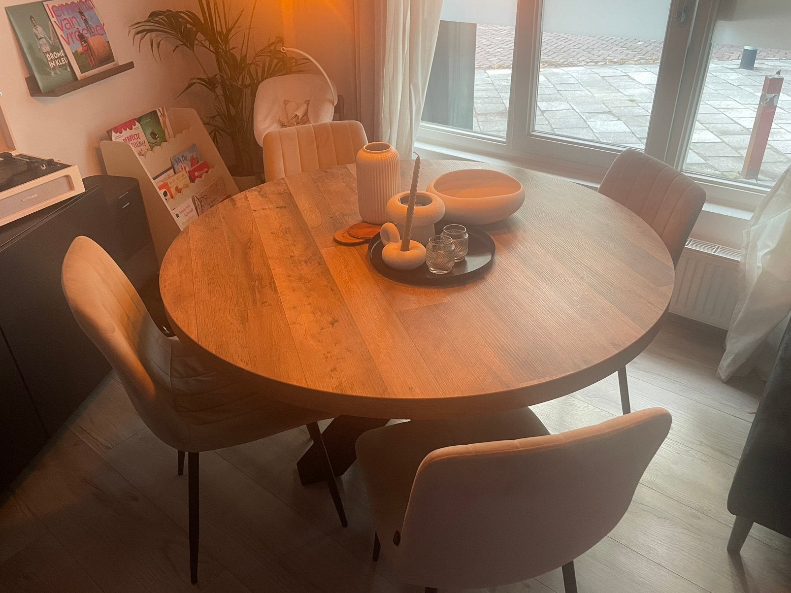 Ronde houten tafel + 4 stoelen, Ophalen, Zo goed als nieuw, 4 tot 6 stoelen