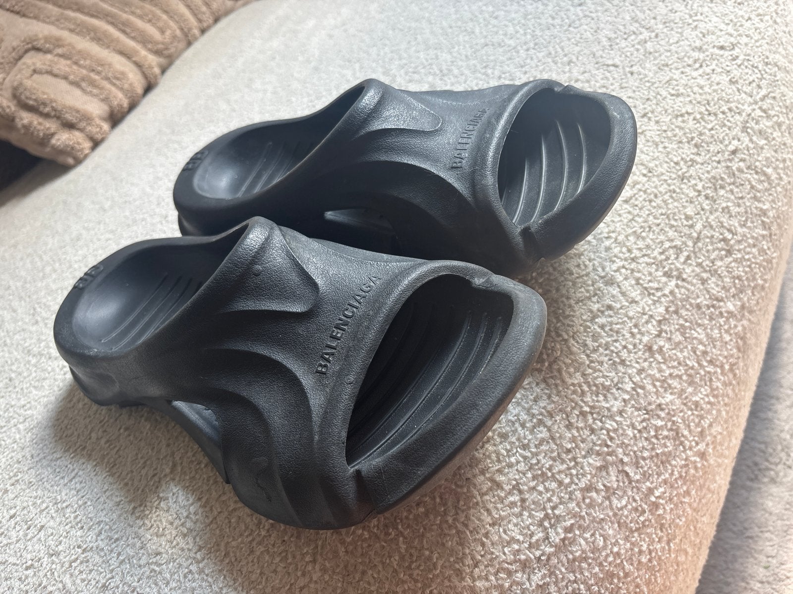 Balenciaga Mold Slide 43, Kleding | Heren, Schoenen, Ophalen of Verzenden, Zo goed als nieuw, Zwart, Slippers