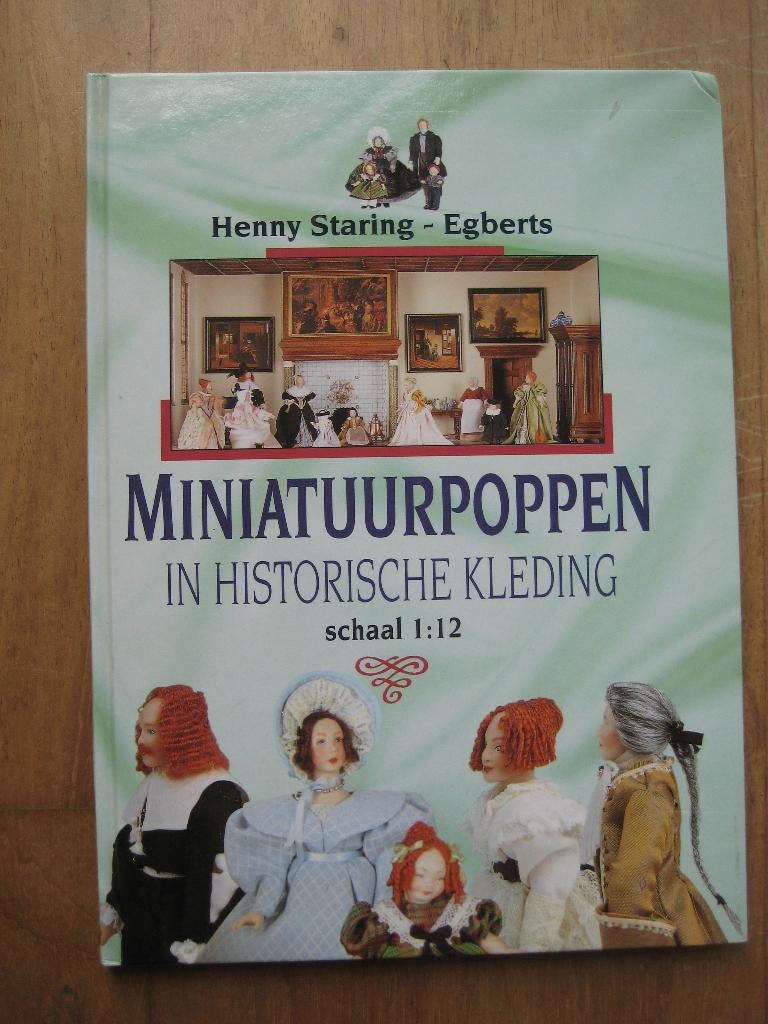 Boek: Miniatuurpoppen in historische kleding , schaal 1:12, Ophalen, Zo goed als nieuw, Overige typen