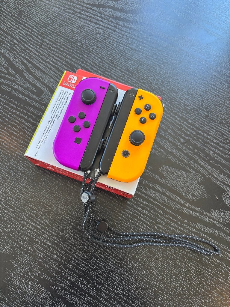 Nintendo Switch | Joy-Con set Paars/Oranje met straps, Ophalen of Verzenden, Zo goed als nieuw, Met 2 controllers, Switch Original