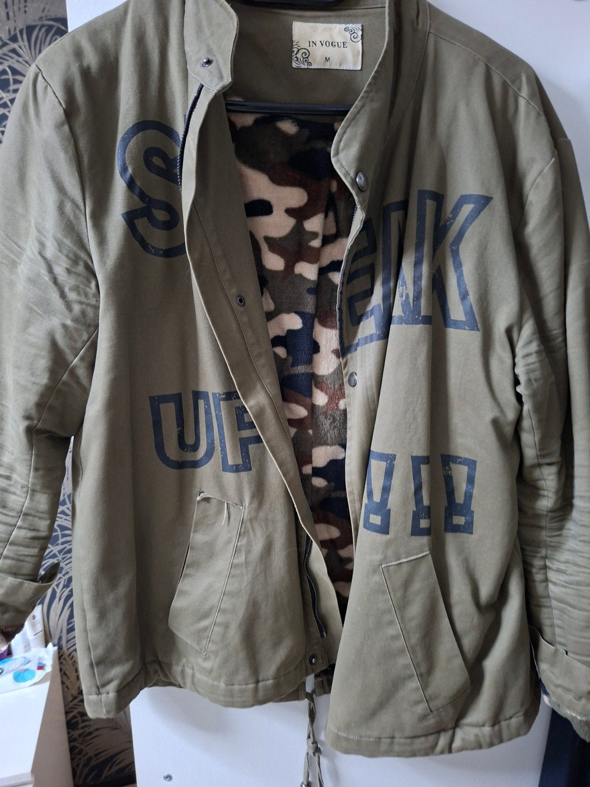 Stoere legergroen jas met camouflage voering, Ophalen of Verzenden, Zo goed als nieuw, Maat 38/40 (M), Groen