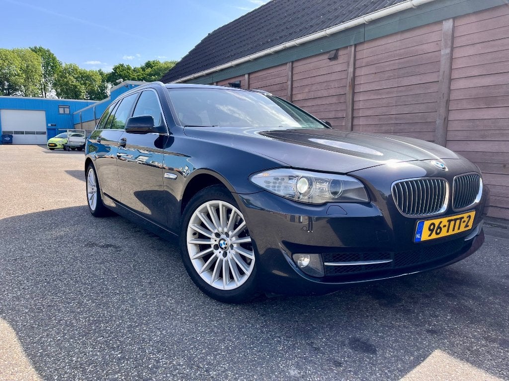 BMW 520I 135KW Touring Autom-8 2012 Grijs Navi, Leer NL Auto, Zwart, 4 cilinders, 2000 kg, Navigatiesysteem