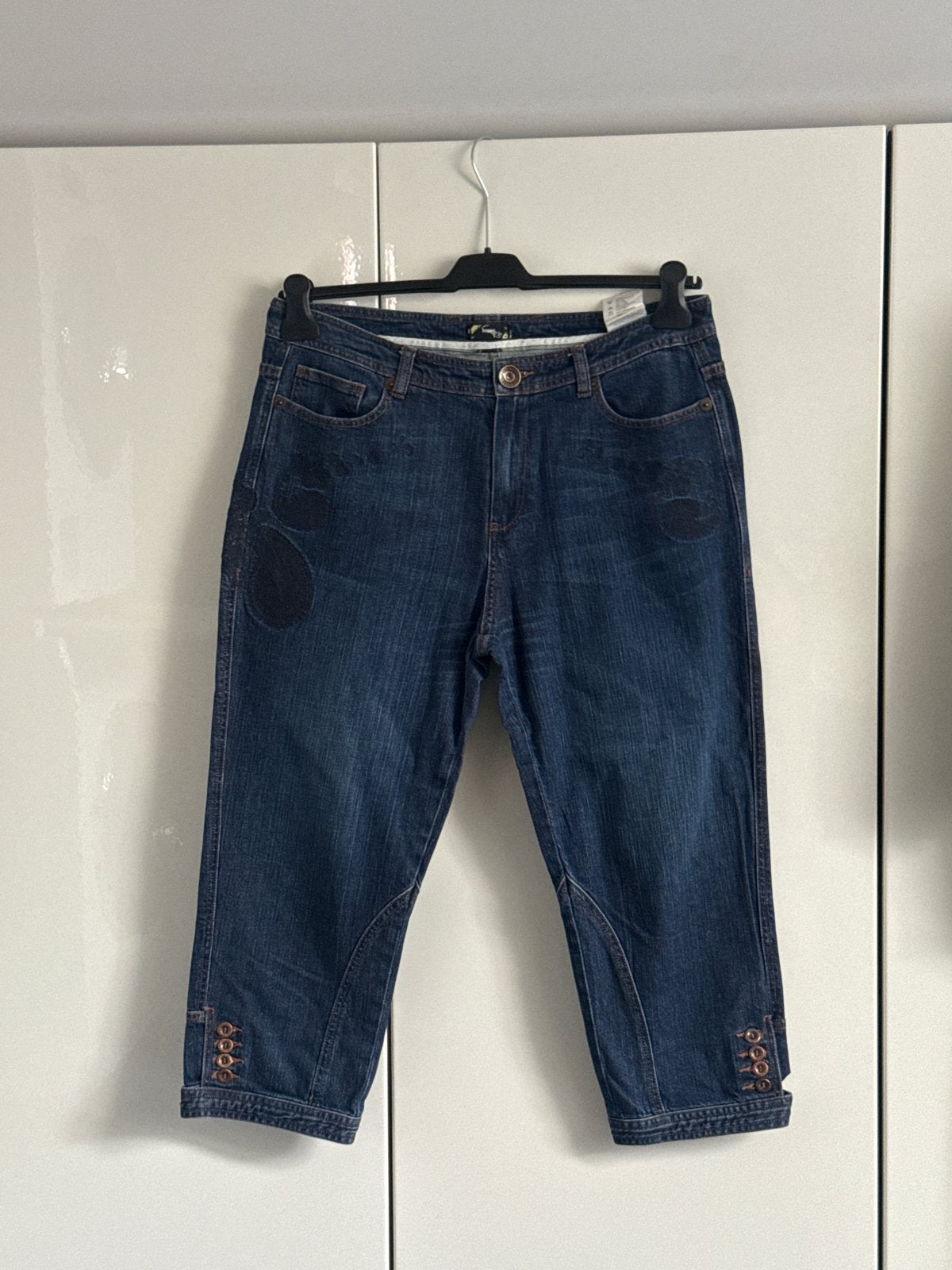 Donkerblauwe driekwart jeans met knoopdetails van Rosner, Blauw, Maat 42/44 (L), Ophalen of Verzenden, Driekwart
