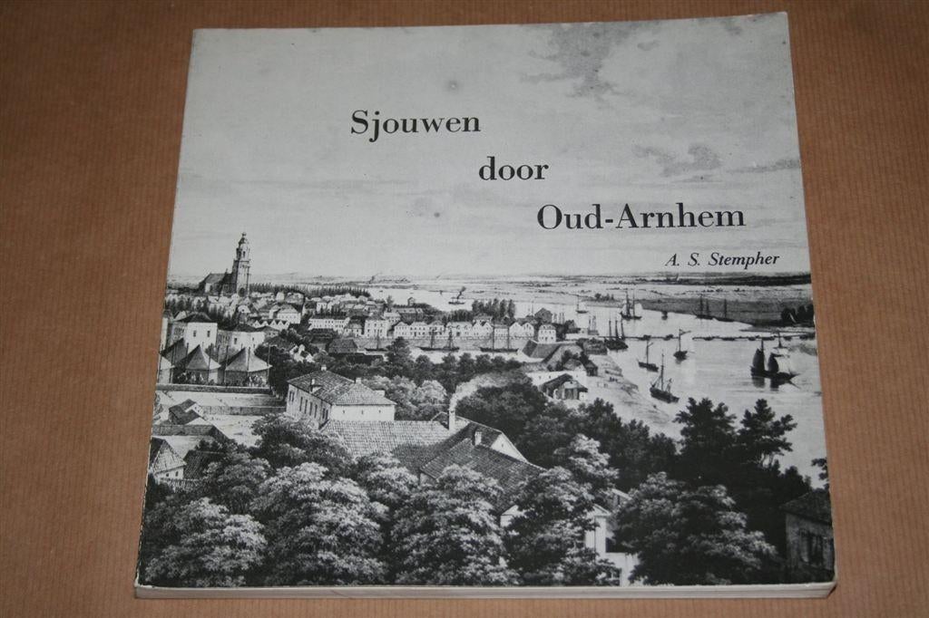Sjouwen door Oud Arnhem., Boeken, Ophalen of Verzenden, Gelezen