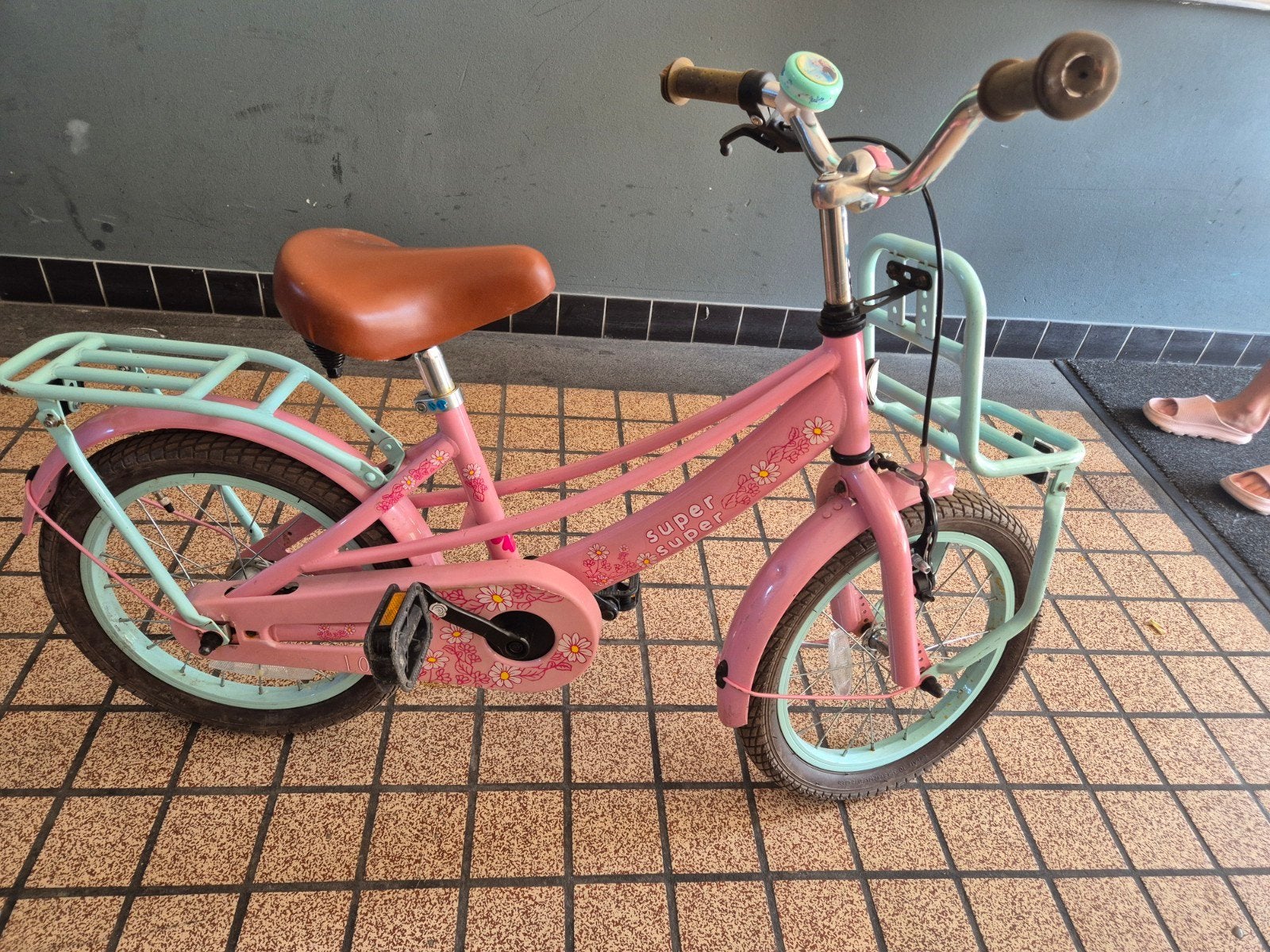 Roze kinderfiets 16 inch met mand en bagagedrager, Terugtraprem, Ophalen of Verzenden, Super Super, 16 tot 20 inch