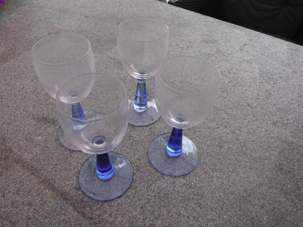 vier vintage wijnglazen met blauwe voet, Verzenden, Gebruikt, Overige typen