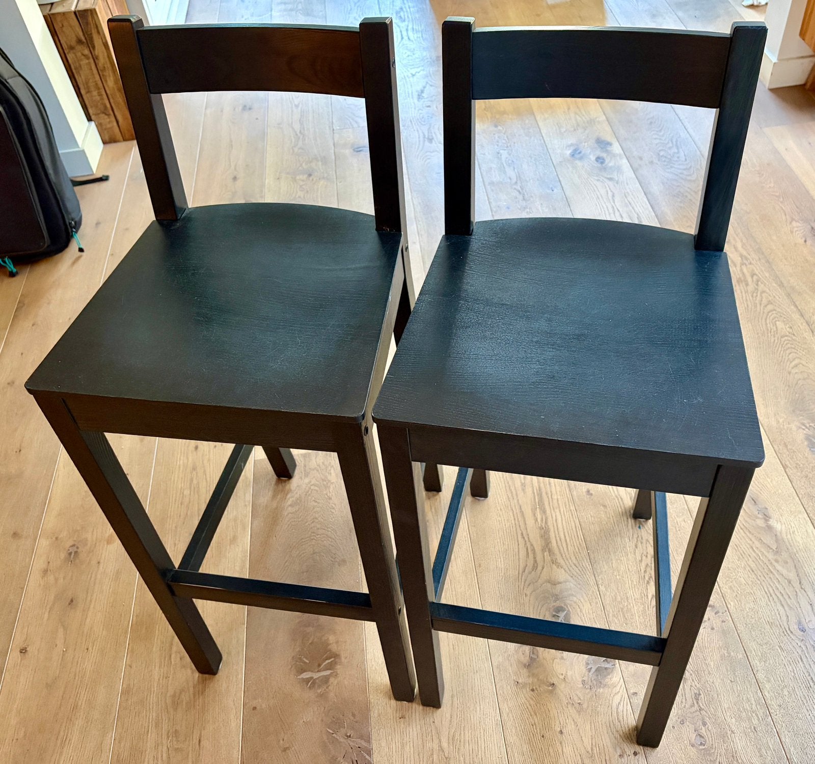 2x Ikea Nordviken zwarte houten barkrukken met rugleuning, Ophalen, 60 tot 90 cm, Zo goed als nieuw, Hout