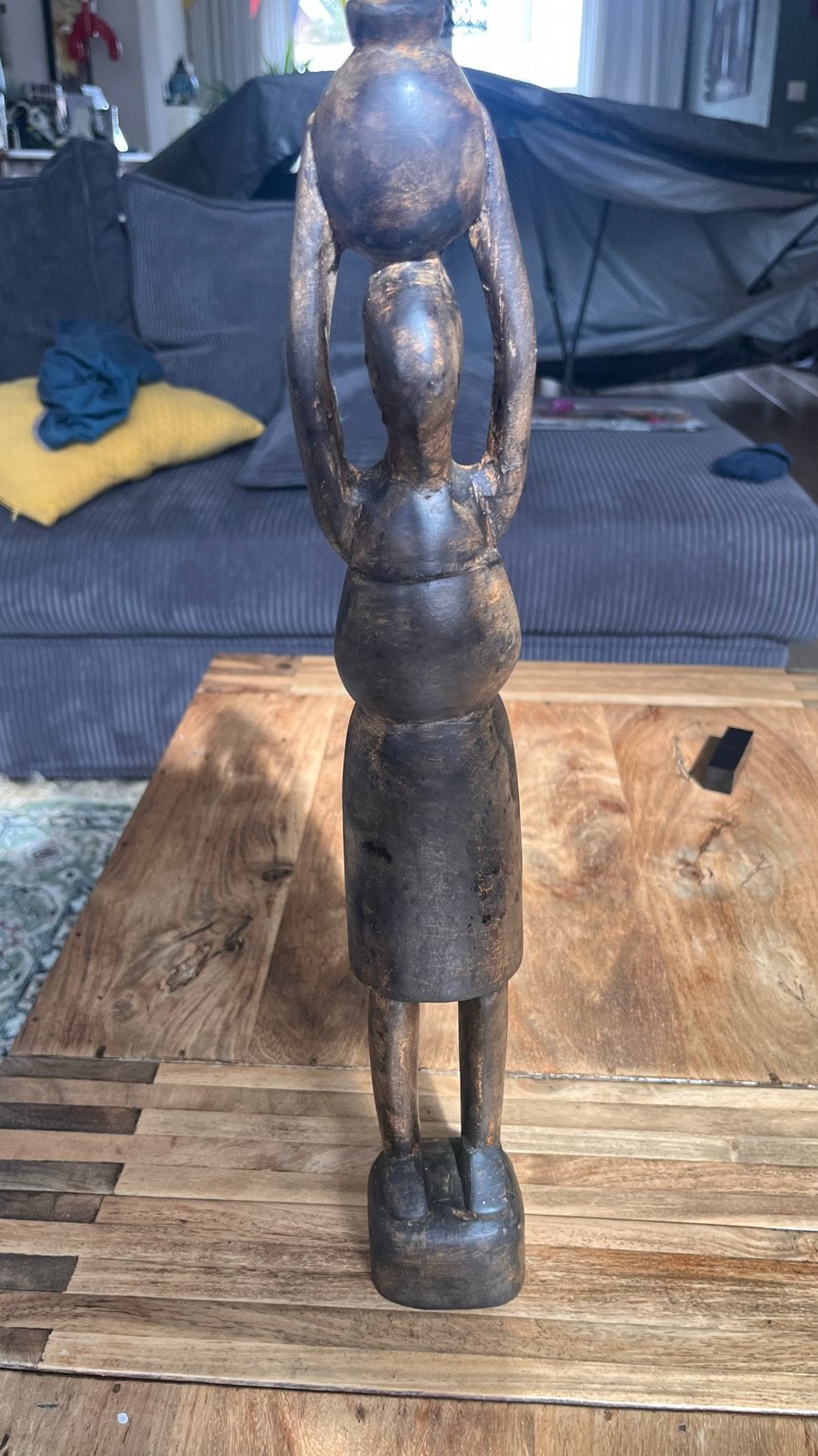 Houten Afrikaans beeld van vrouw met kruik, Antiek en Kunst, Kunst | Beelden en Houtsnijwerken, Ophalen of Verzenden, Handgemaakt