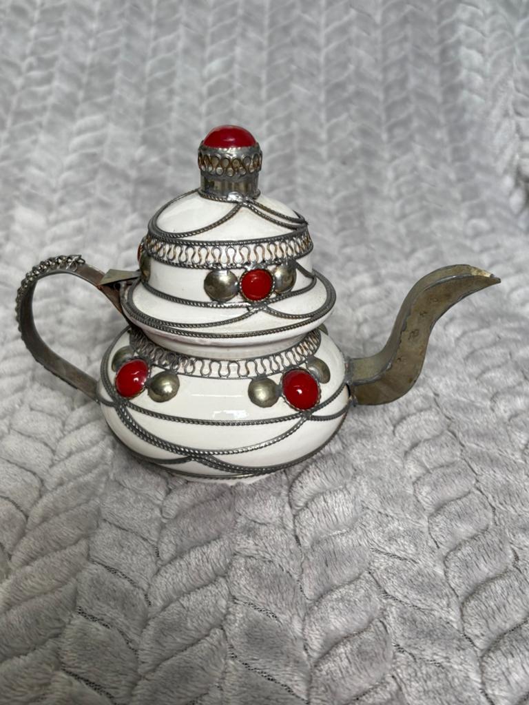 Klein keramiek theepotje gedecoreerd met rood, wit en metaal, Ophalen of Verzenden