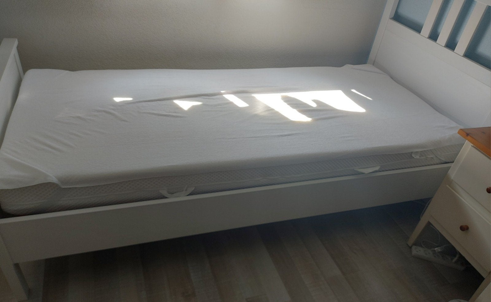 Eenpersoonsbed met lattenbodem, matras en 2 nachtkastjes, Ophalen, Gebruikt, 90 cm, Eenpersoons