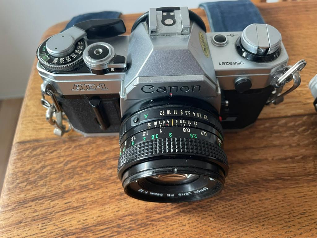 Canon AE1 + Partij analoge cameras en lenzen, Ophalen of Verzenden, Zo goed als nieuw, Spiegelreflex, Canon