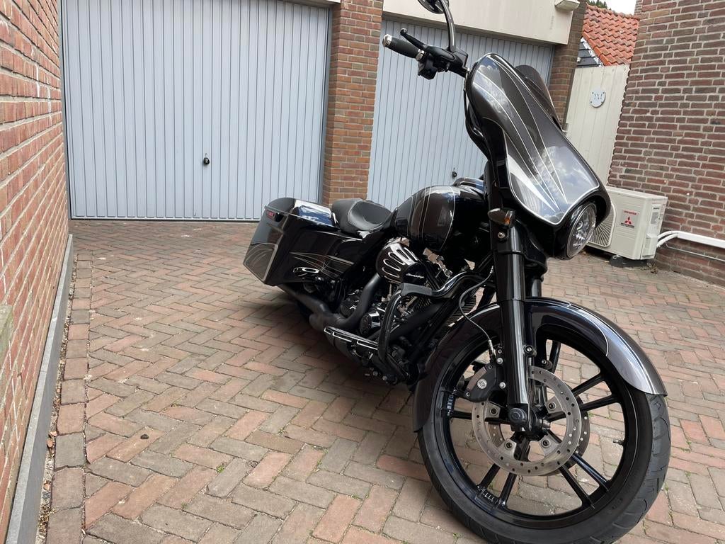 Harley Davidson street Glide Bagger, 2 cilinders, 1690 cc, Chopper, Particulier