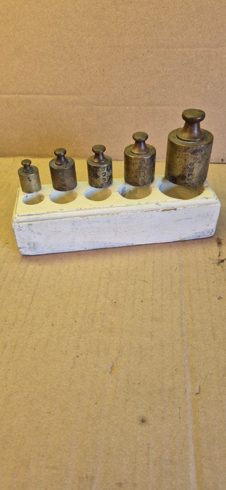 Vintage messing gewichtjes in houten houder
​Te koop: een mo, Ophalen