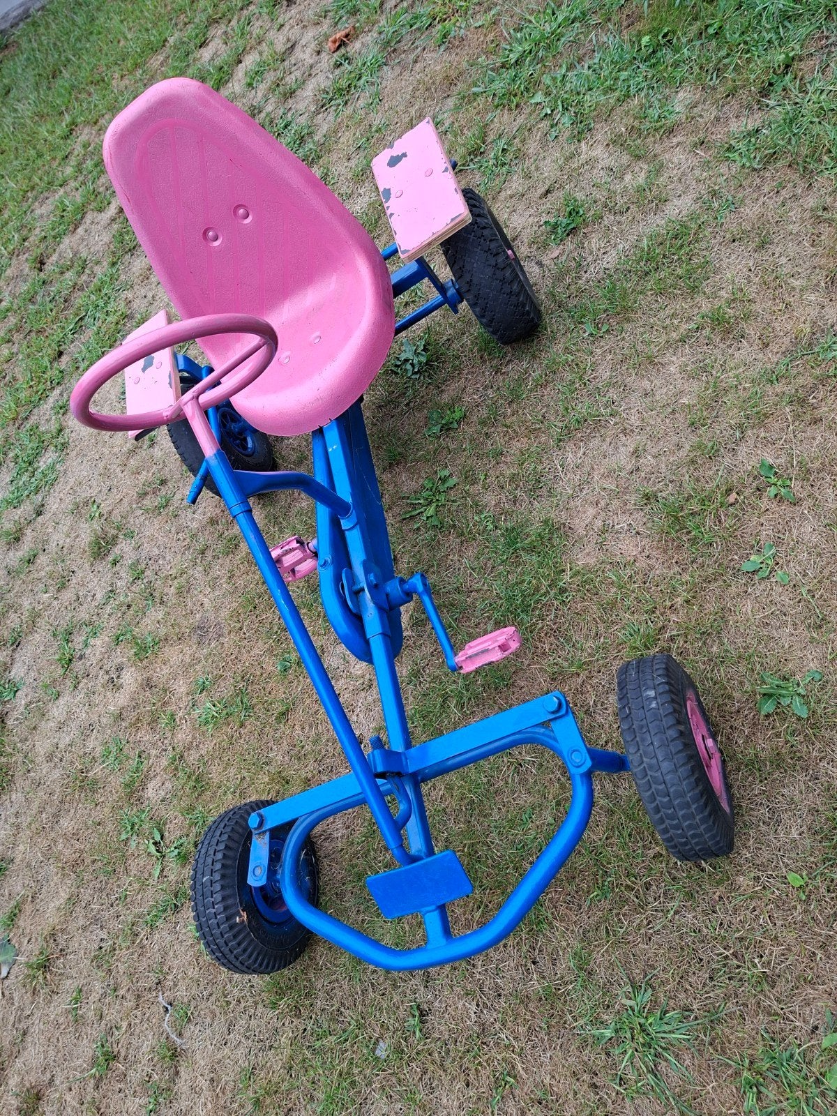 Blauwe trapauto met roze zitting en pedalen, Ophalen, Gebruikt