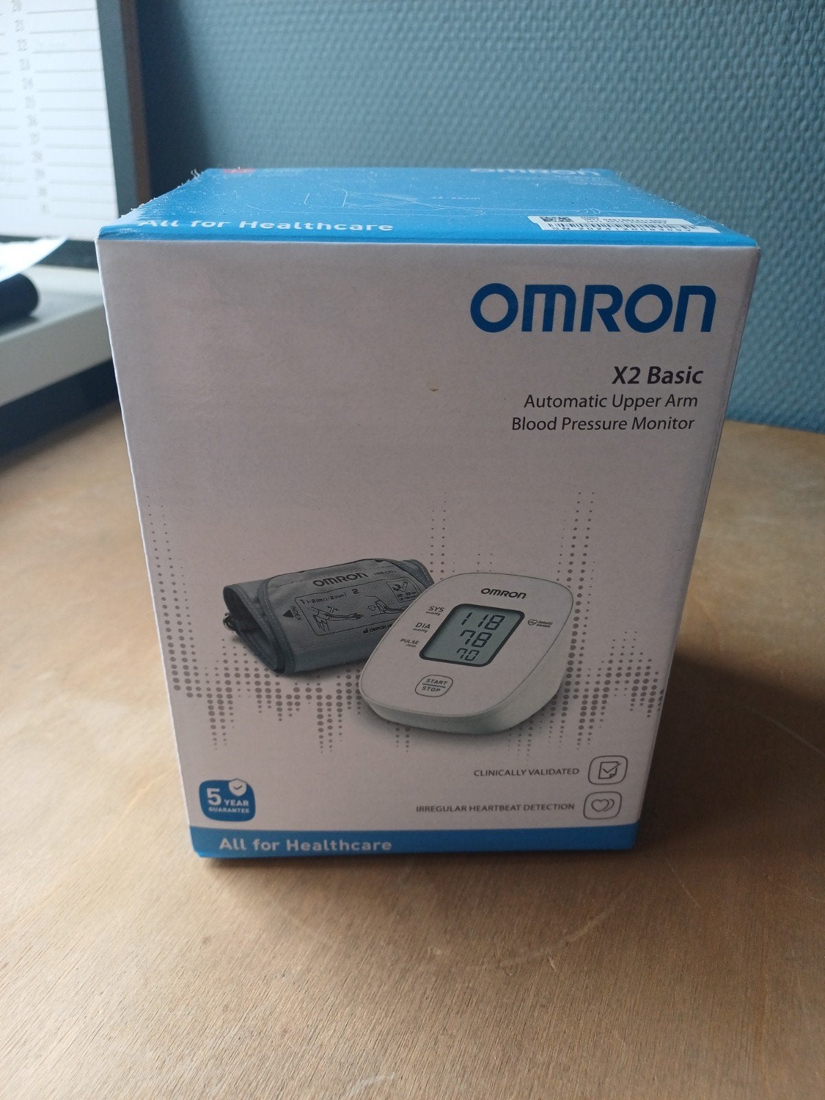 OMRON X2 Basic Automatische Bovenarm Bloeddrukmeter, Ophalen of Verzenden, Zo goed als nieuw, Overige typen