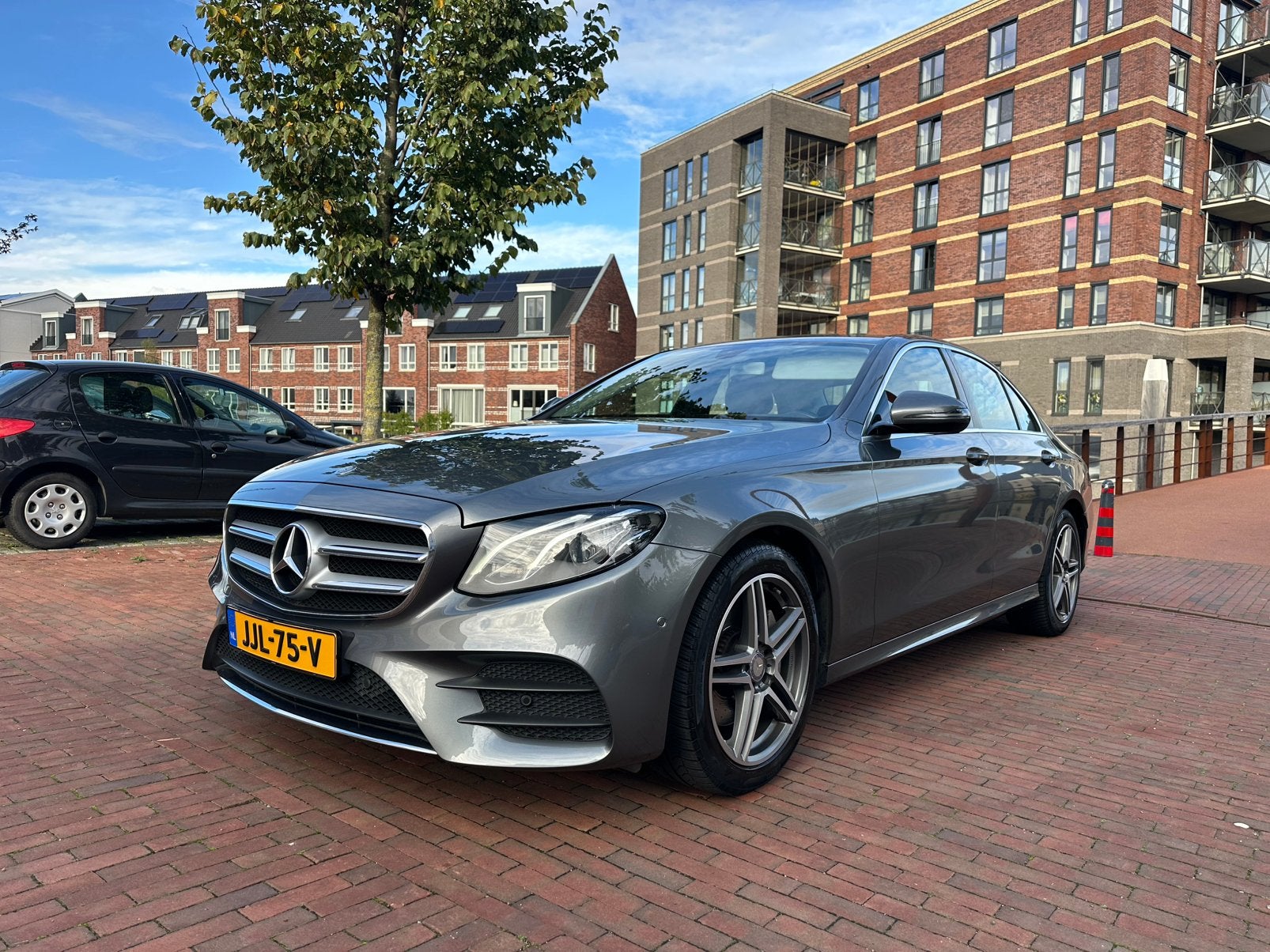 Mercedes-Benz E-Klasse 2.0 E200 AMG Sedan AUT 2016 Grijs TOP, Auto's, Mercedes-Benz, Achterwielaandrijving, 1505 kg, Leder en Stof