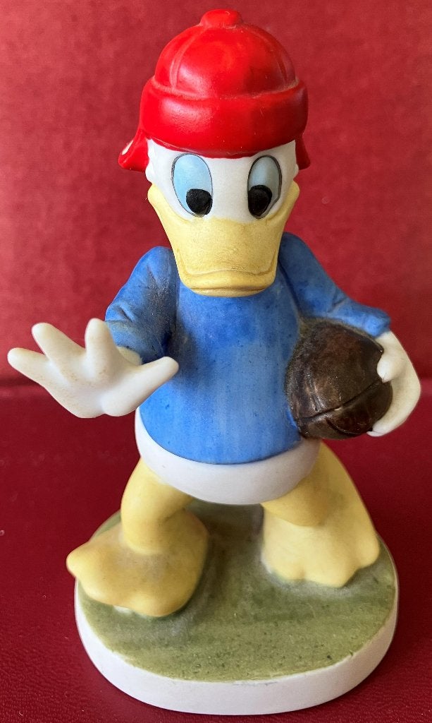 Vintage porseleinen beeldje Donald Duck Rugby ca. 1976, Verzenden, Donald Duck, Zo goed als nieuw, Beeldje of Figuurtje