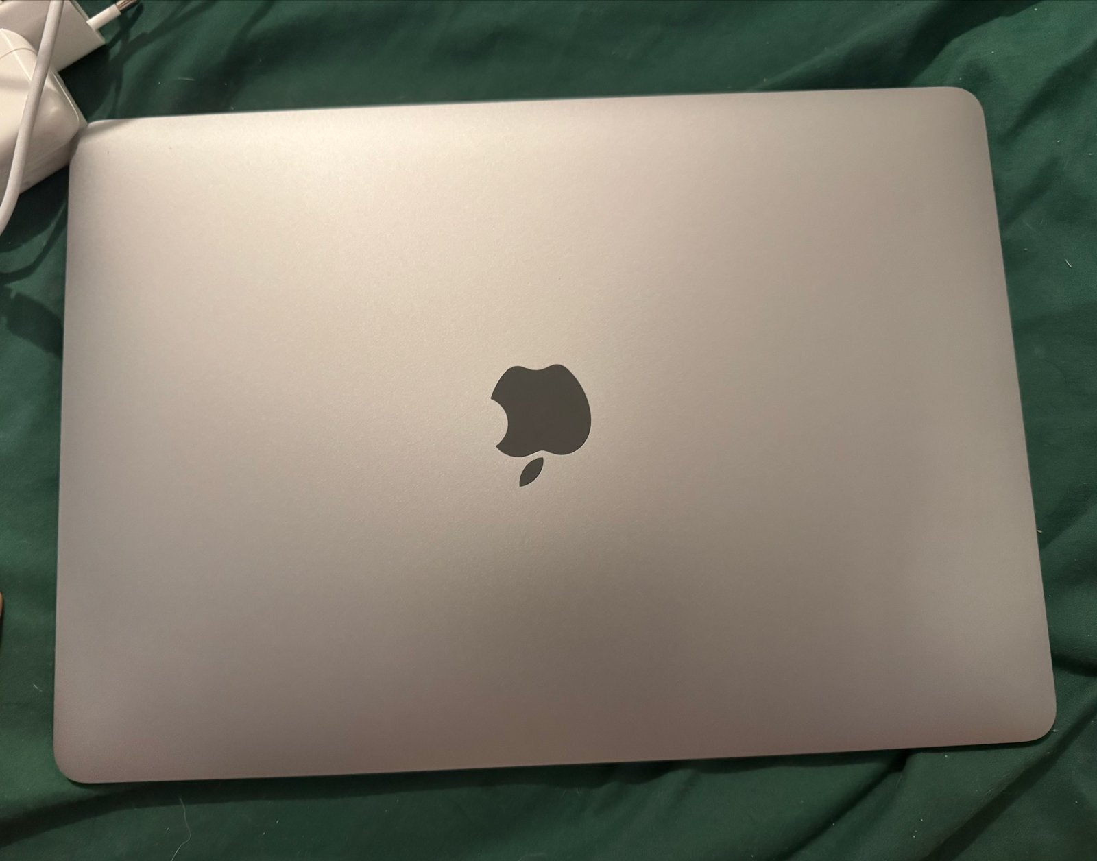 MacBook Air M1 2020 met hoes en oplader