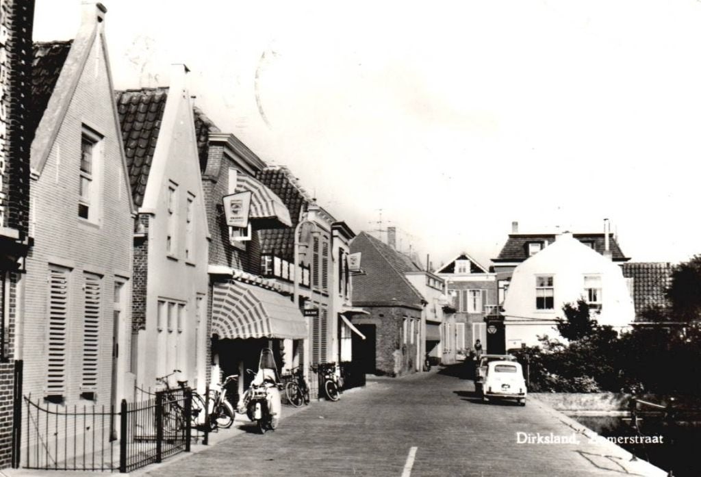 Dirksland (ZH) Zomerstraat ca. 1970 -met Fiat 500 in straat-, Ophalen, 1960 tot 1980, Gelopen, Zuid-Holland
