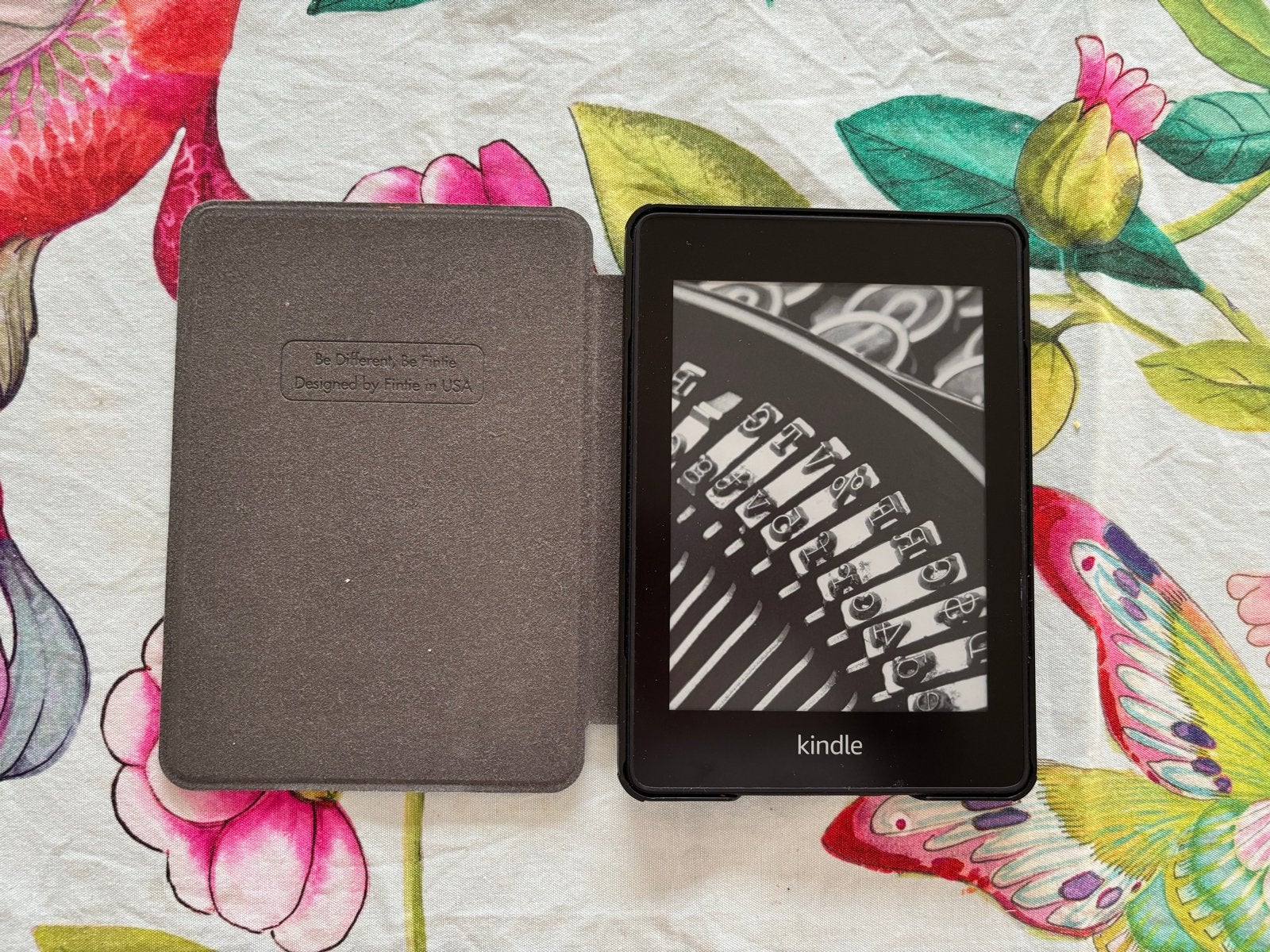 Kindle Paperwhite 10e Generatie met hoes - Zo goed als nieuw, Computers en Software, E-readers, 8 GB, Ophalen of Verzenden, Zo goed als nieuw