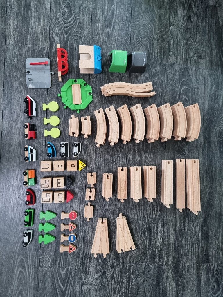 Houten treinspoor met treintjes en aankleding, Kinderen en Baby's, Speelgoed | Houten speelgoed, Ophalen, Gebruikt, Overige typen