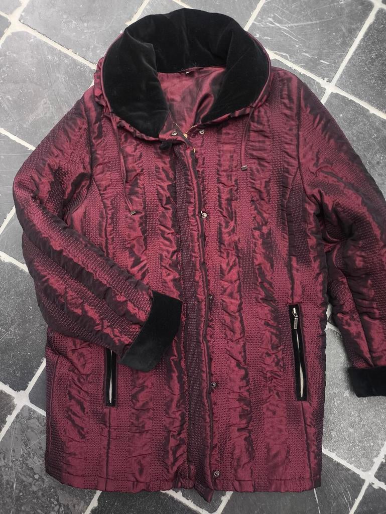 Luxe bordeauxrode jas met fluwelen details, Maat 38/40 (M), Ophalen of Verzenden, Rood, Onbekend