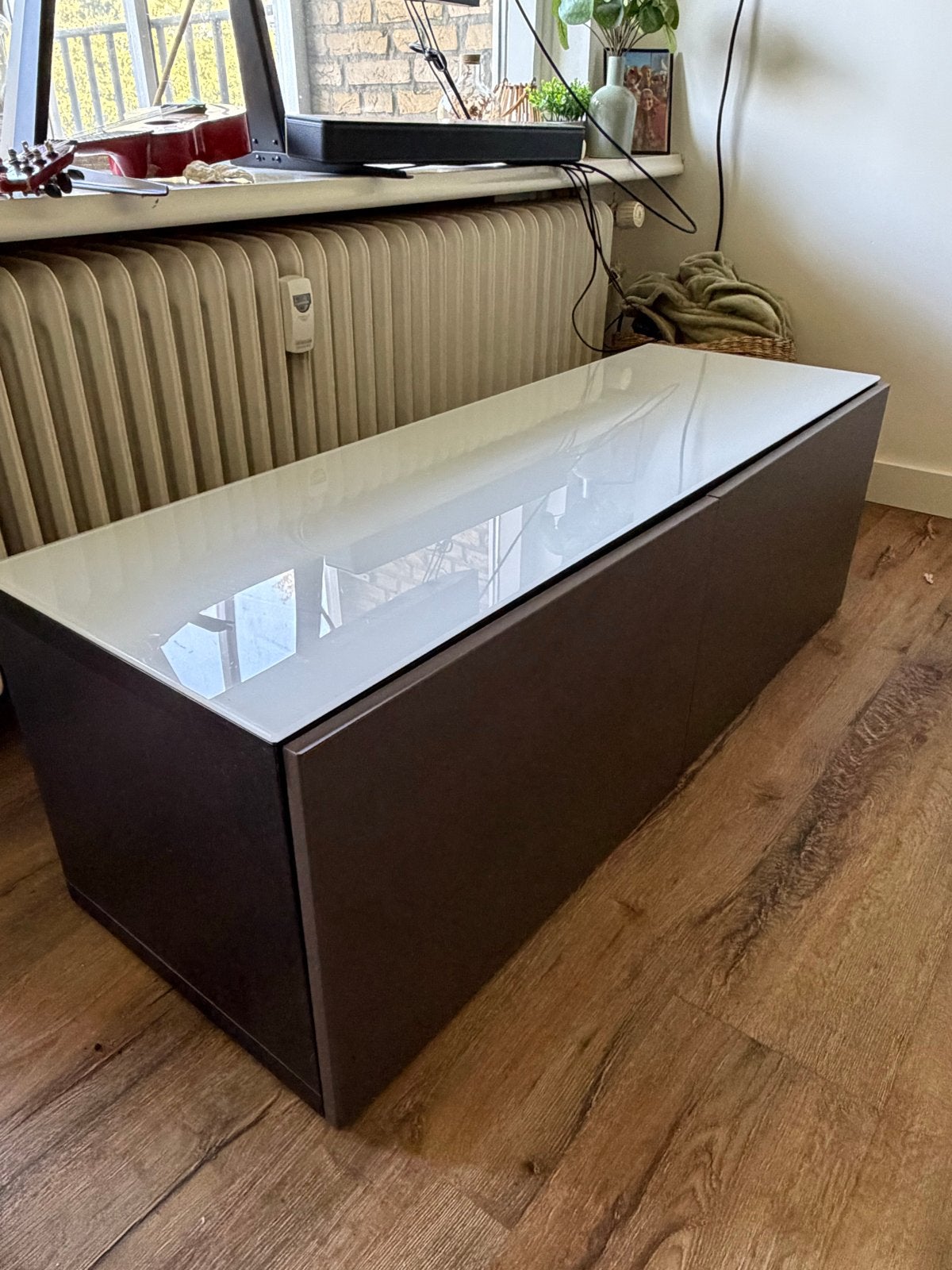 TV cabinet / sideboard, white glass top, 120x32x39 cm, Ophalen, Gebruikt, 100 tot 150 cm, Glas