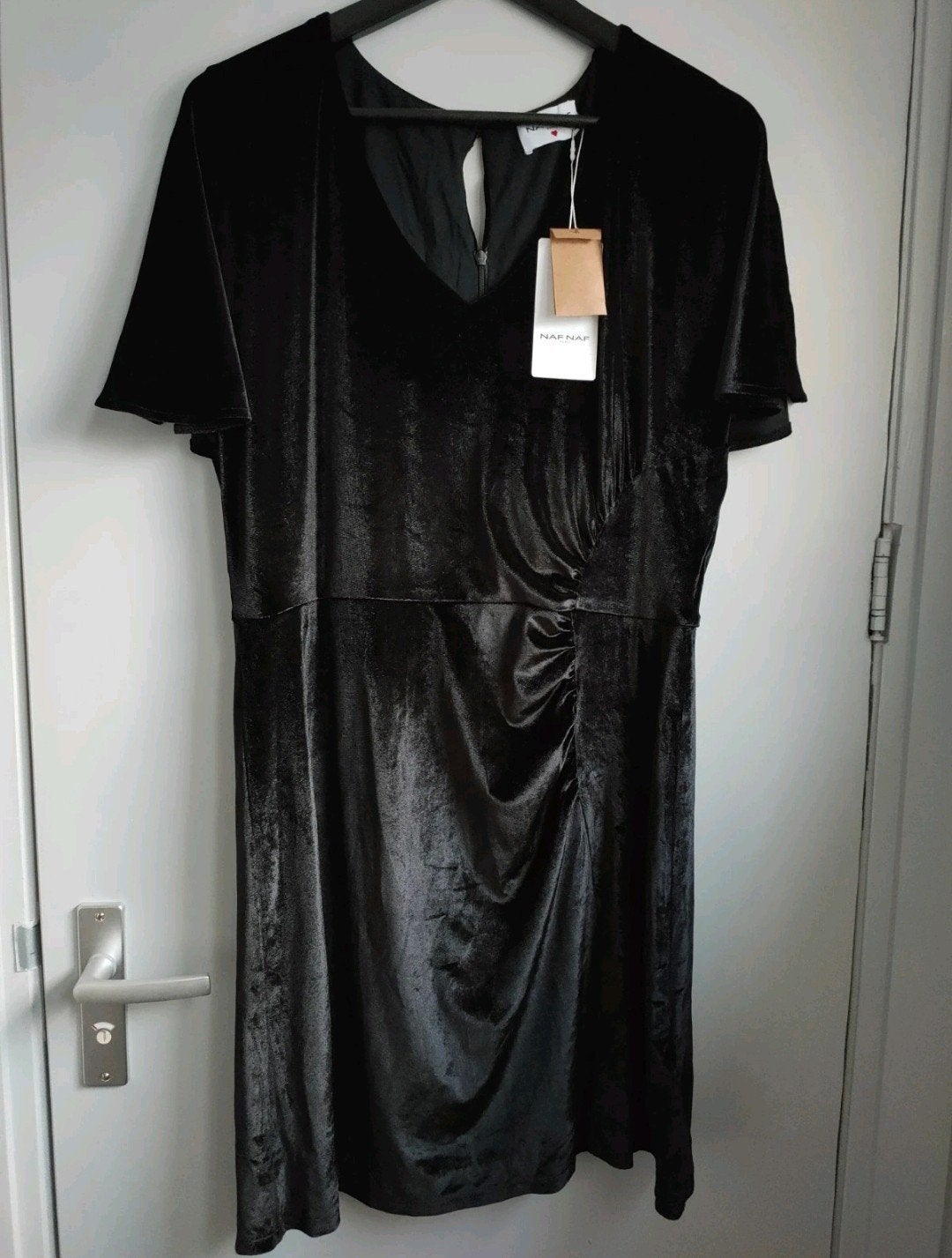 Prachtig vallend black velvet jurkje van naf naf, Kleding | Dames, Zwart, Maat 42/44 (L), Nieuw, Ophalen of Verzenden