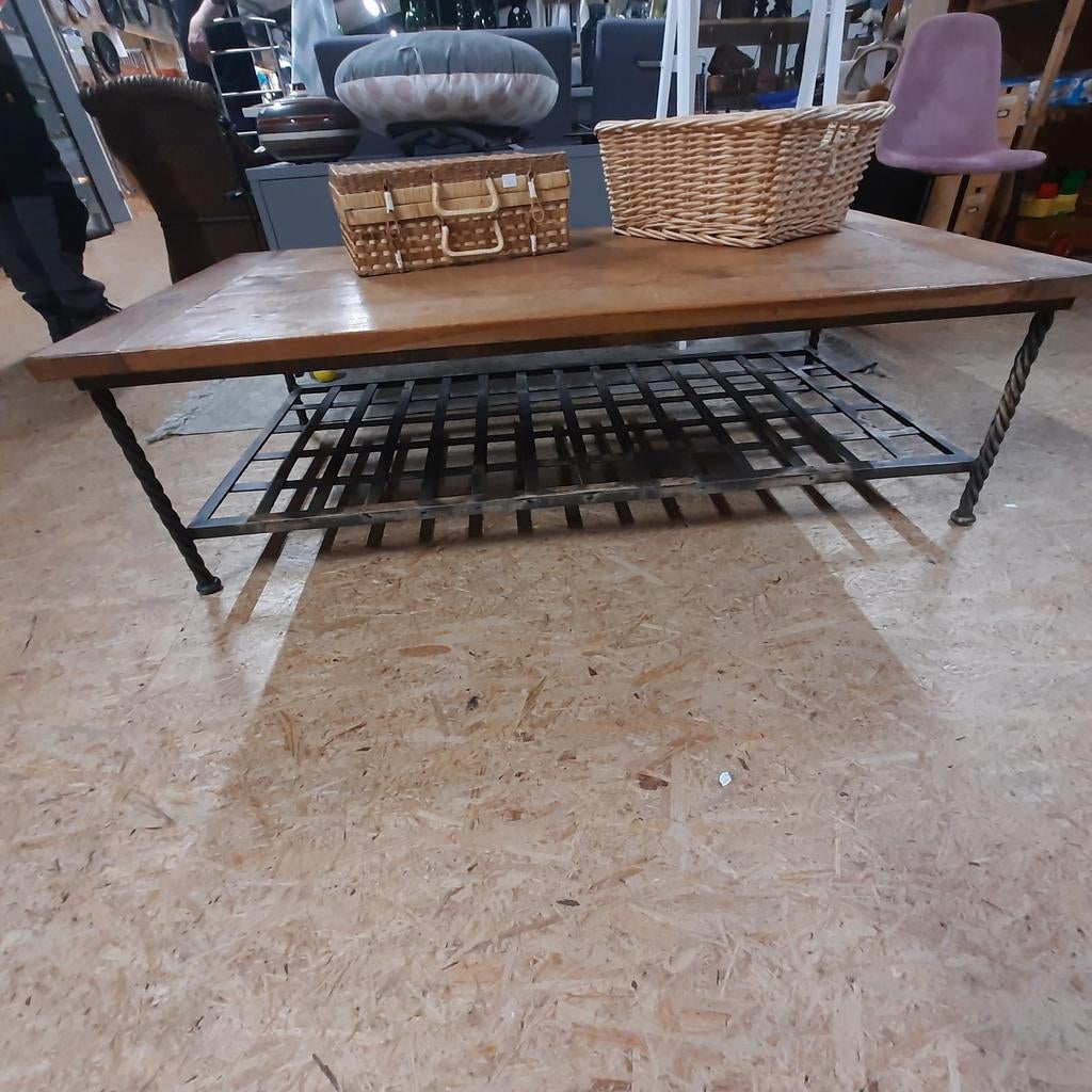 Robuuste salontafel met houten blad  smeedijzeren onderstel, Gebruikt, 100 tot 150 cm, Industrieel, Landelijk, 50 tot 100 cm